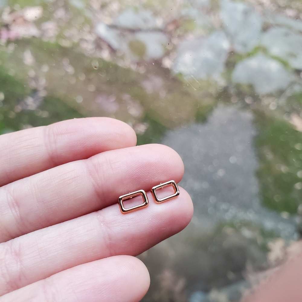 Nwot Tiny Gold Rectangle Stud Earrings - image 8